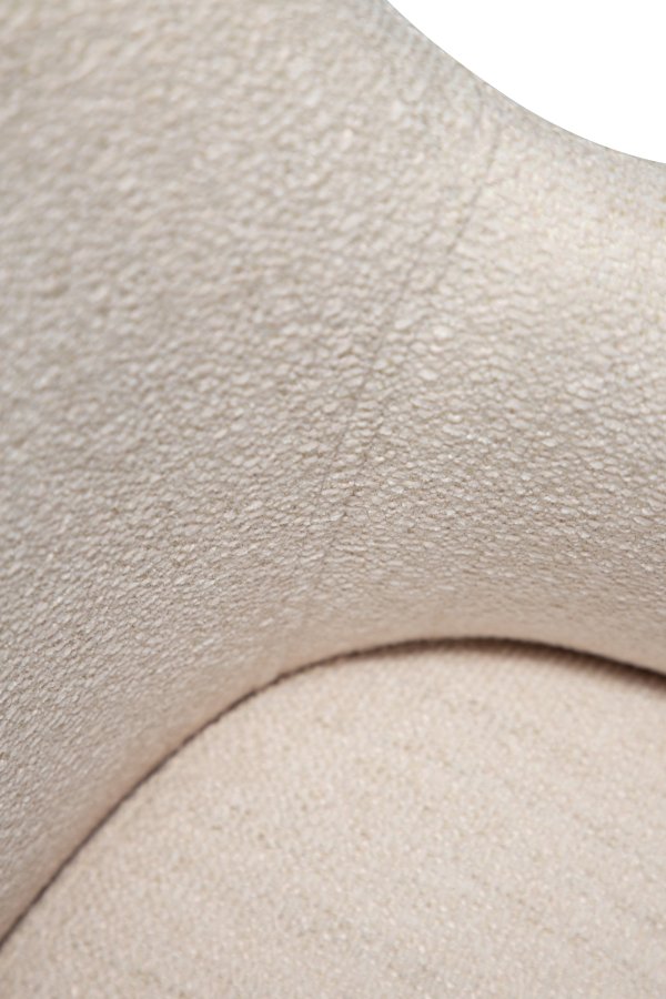 DANFORM Bae lnestol, m. armln - Kreolsk lyserd boucléstof og antik messing stl