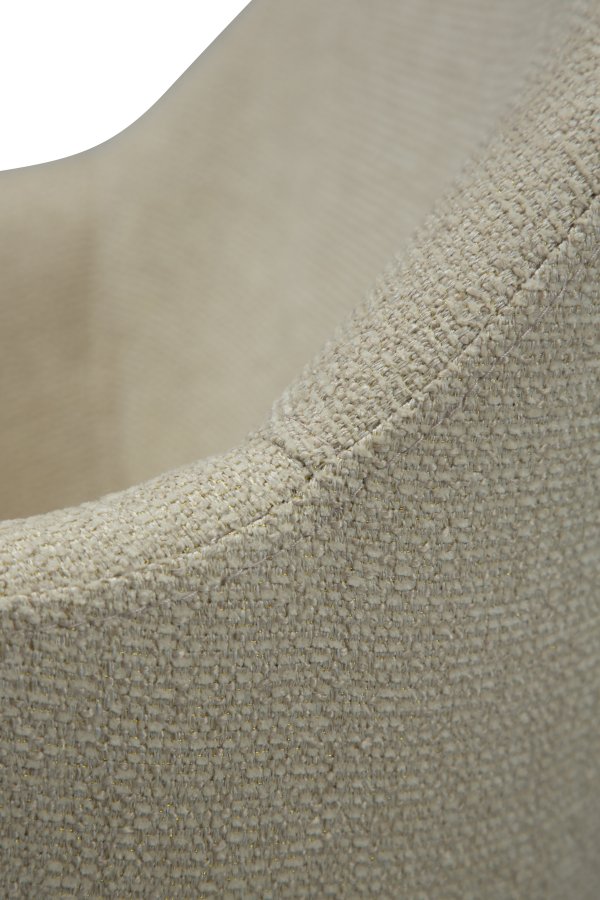 DANFORM Bae lnestol, m. armln - matteret mandel boucléstof m. glimmer og antik messing stl