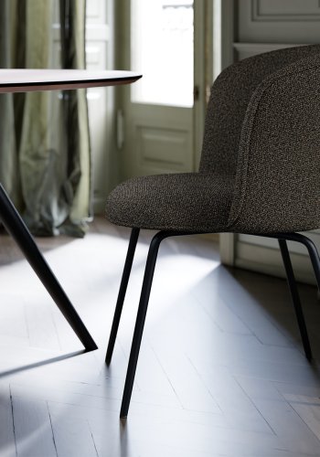 DAN-FORM BLISS Stol Major brun bouclé stof med sorte ben