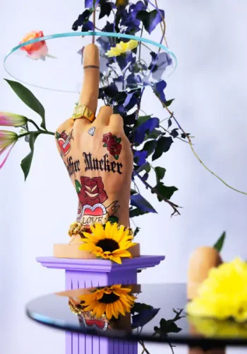 BOLD MONKEY Fother Mucker sidebord, rund - glas og guld/multifarvet harpiks (40)