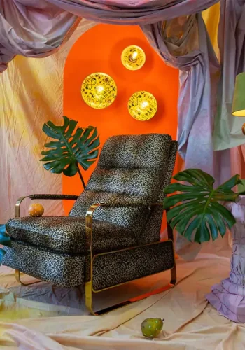 BOLD MONKEY Relax Like Chandler recliner hvilestol, m. armln og fodskammel - brun/multi panterprint