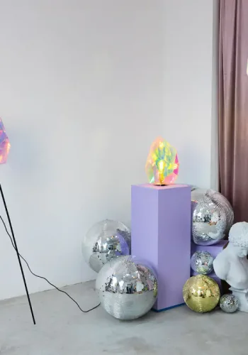 BOLD MONKEY Diamond Dear gulvlampe - regnbuefarvet holografisk akryl og jern