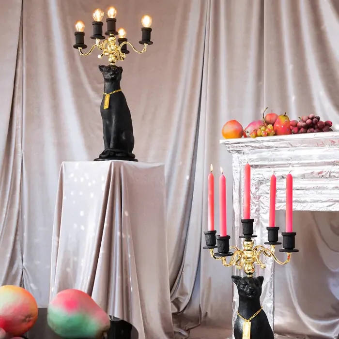 BOLD MONKEY Proudly Crowned Panther gulvlampe - guld galvanisering og sort harpiks