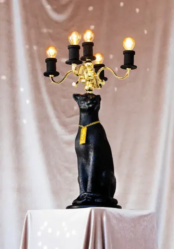 BOLD MONKEY Proudly Crowned Panther gulvlampe - guld galvanisering og sort harpiks