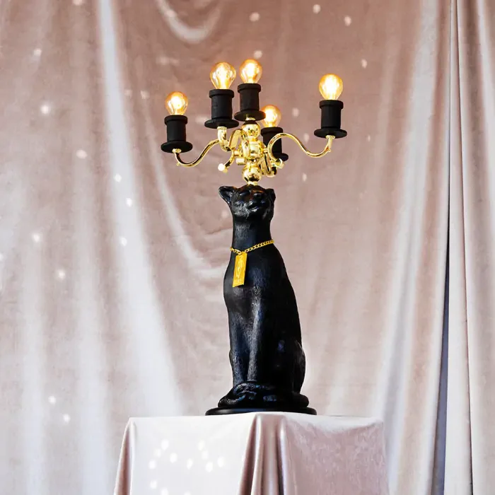 BOLD MONKEY Proudly Crowned Panther gulvlampe - guld galvanisering og sort harpiks