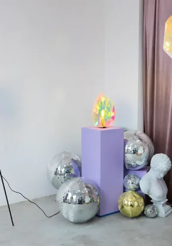 BOLD MONKEY Diamond Dear bordlampe - regnbuefarvet holografisk akryl og jern