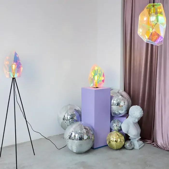 BOLD MONKEY Diamond Dear bordlampe - regnbuefarvet holografisk akryl og jern