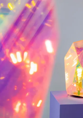 BOLD MONKEY Diamond Dear bordlampe - regnbuefarvet holografisk akryl og jern