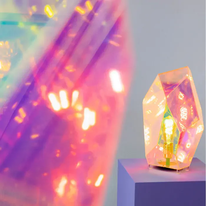 BOLD MONKEY Diamond Dear bordlampe - regnbuefarvet holografisk akryl og jern