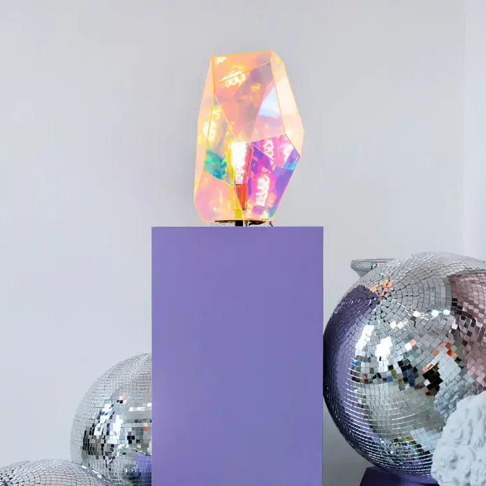 BOLD MONKEY Diamond Dear bordlampe - regnbuefarvet holografisk akryl og jern