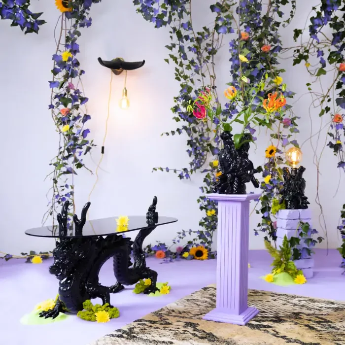 BOLD MONKEY Dragonized Bastard bordlampe - sort harpiks