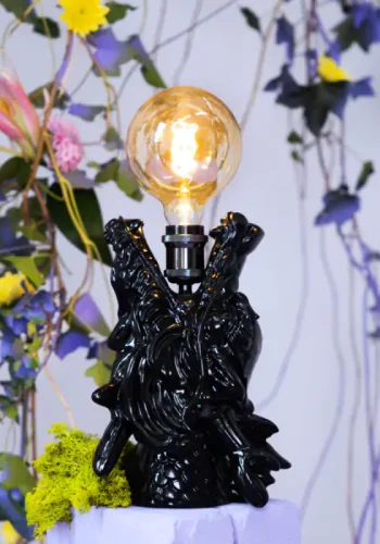 BOLD MONKEY Dragonized Bastard bordlampe - sort harpiks