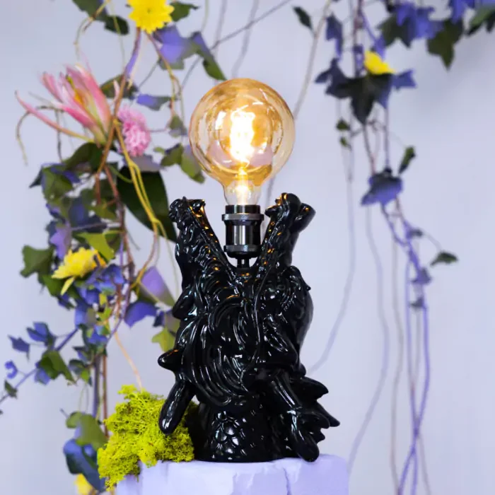 BOLD MONKEY Dragonized Bastard bordlampe - sort harpiks