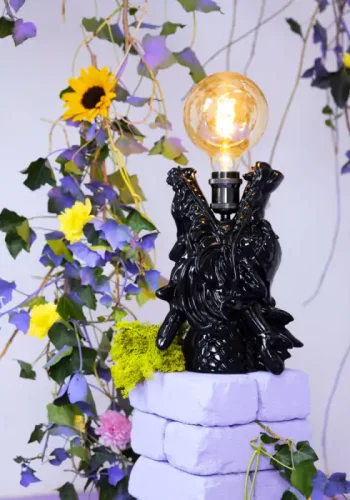 BOLD MONKEY Dragonized Bastard bordlampe - sort harpiks