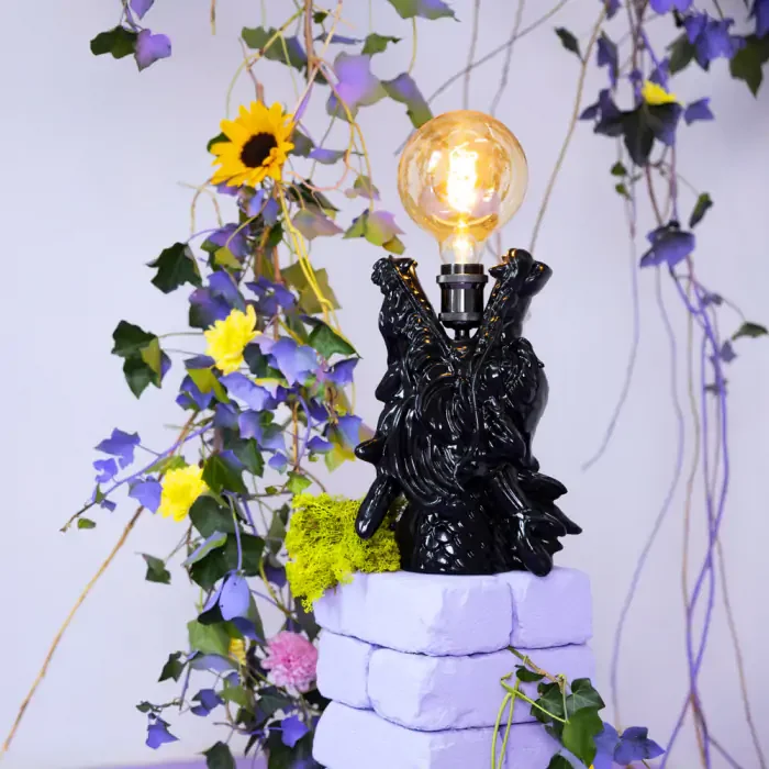 BOLD MONKEY Dragonized Bastard bordlampe - sort harpiks