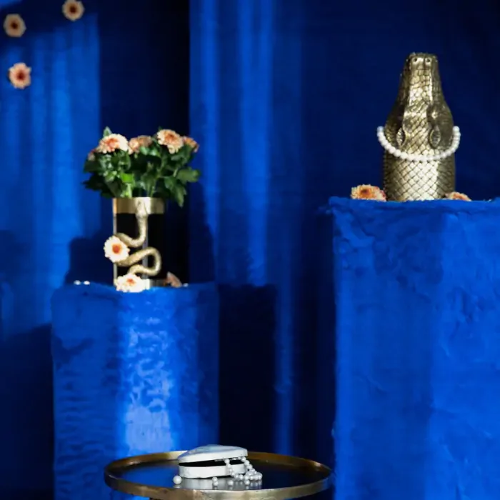 BOLD MONKEY Never Hurt A Snake vase M, rund - guld aluminium og sort emalje (H:26)