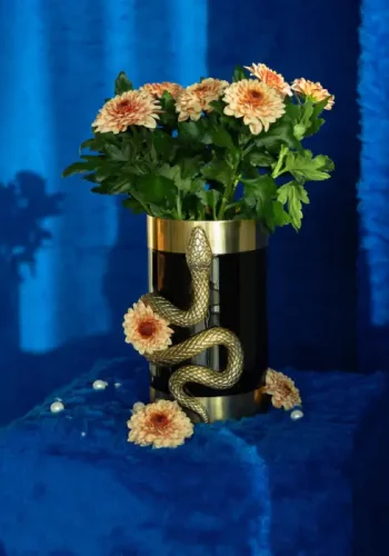 BOLD MONKEY Never Hurt A Snake vase M, rund - guld aluminium og sort emalje (H:26)
