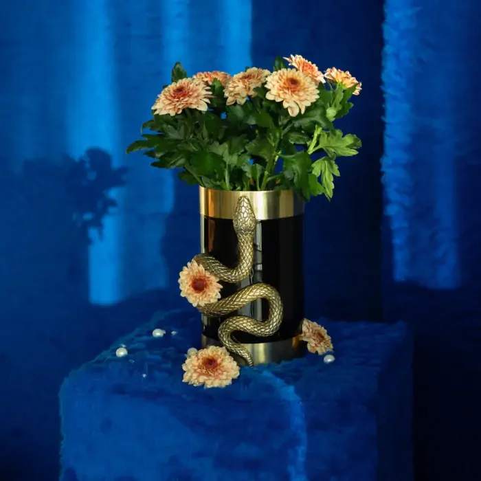 BOLD MONKEY Never Hurt A Snake vase M, rund - guld aluminium og sort emalje (H:26)