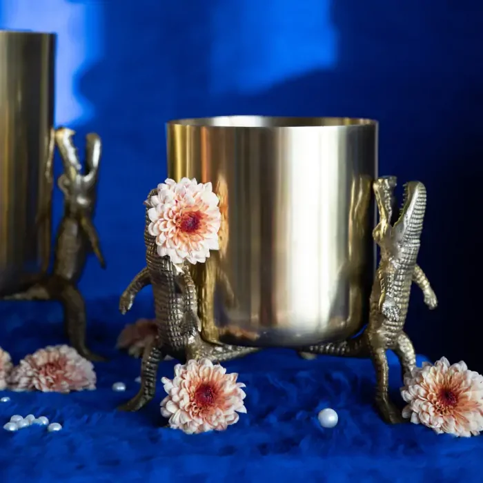 BOLD MONKEY Surrounded by crocodiles vase M, rund - guld aluminium (H:24)