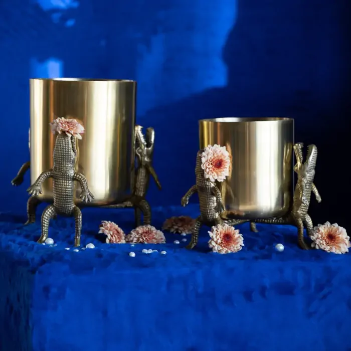 BOLD MONKEY Surrounded by crocodiles vase M, rund - guld aluminium (H:24)