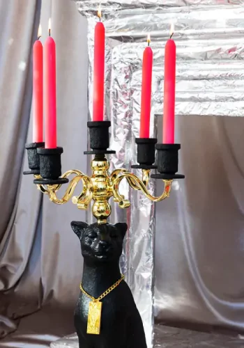 BOLD MONKEY Proudly Crowned Panther lysestage, til 5 lys - guld galvanisering og sort harpiks