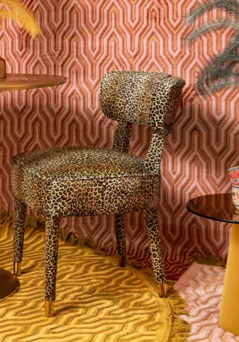 BOLD MONKEY Claws Out spisebordsstol - multifarvet panterprint polyester og messing stl