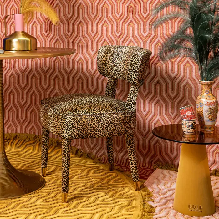 BOLD MONKEY Claws Out spisebordsstol - multifarvet panterprint polyester og messing stl