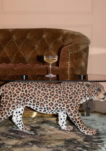 BOLD MONKEY Dope as hell sofabordet - rgsort glas og multifarvet panter plettet harpiks (90x40)