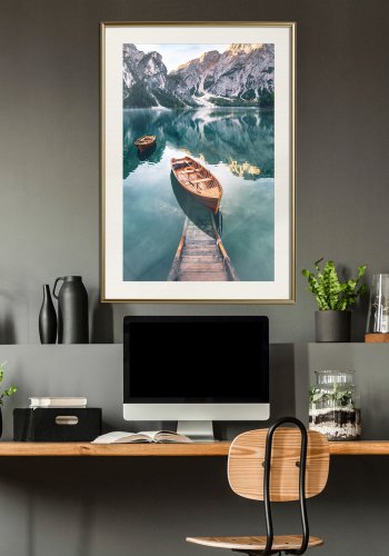 ARTGEIST Plakat med ramme - Lake in a Mountain Valley