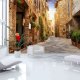 ARTGEIST fototapet - Colourful Street in Tuscany, smuk gade i Toscana