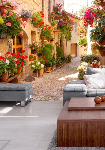 ARTGEIST fototapet - The Alley in Spello (Italy), farverig yde i Italien (flere strrelser)