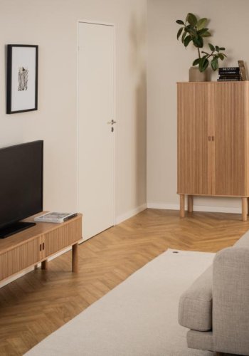 ACT NORDIC Langley TV-bord, m. lamelfront og 2 skydelger - natur egefinér og eg (140x40x45)