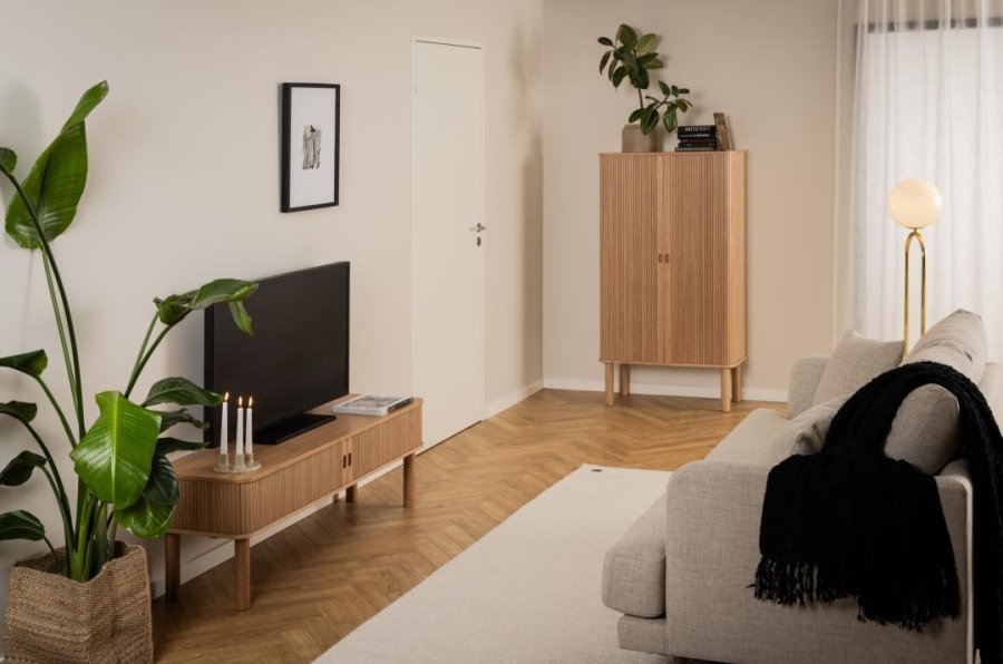 ACT NORDIC Langley TV-bord, m. lamelfront og 2 skydelger - natur egefinér og eg (140x40x45)