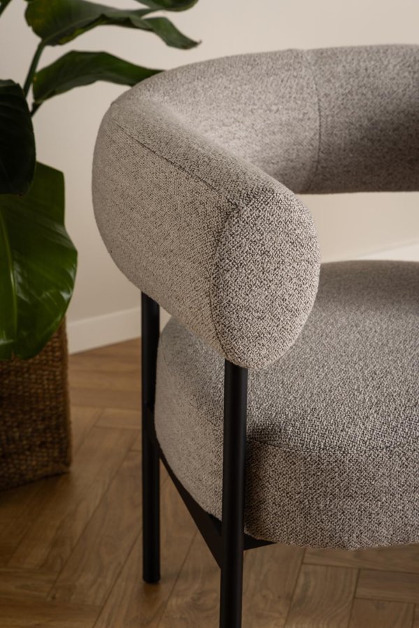 ACT NORDIC Oakfield loungestol, m. armln og posefjedre - beige stof og mat sort stl