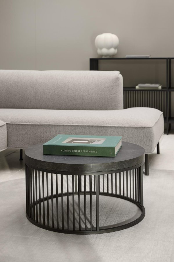 ACT NORDIC Strington sofabord, rund - mat sort Izmir ru melamin og sort stl (65)