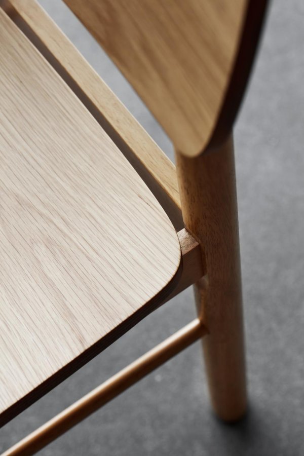 ACT NORDIC Barlow barstol, m. rygln, fodsttte - eg acryl lak egefiner og eg acryl lak gummitr