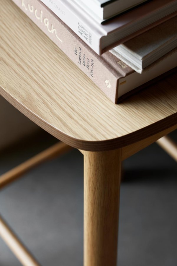 ACT NORDIC Barlow barstol, u. rygln, m. fodsttte - eg acryl lak egefiner og eg acryl lak gummitr