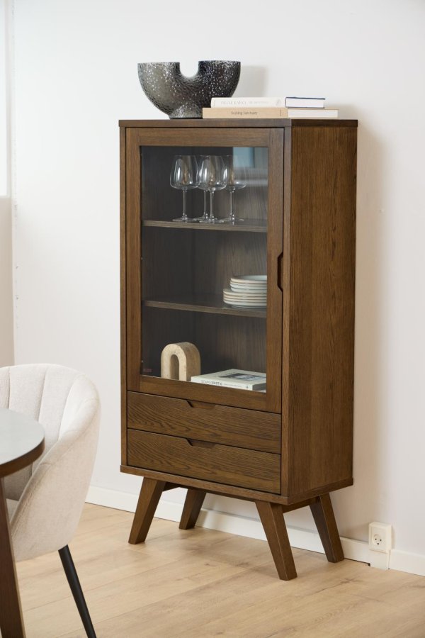 ACT NORDIC A-Line vitrineskab, m. 1 glaslge, 2 hylder og 2 skuffer - rgfarvet egefiner