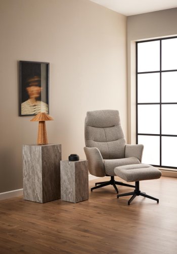 ACT NORDIC London recliner med fodskammel, Monza stof beige 60, 5-stjernet Stel mat sort ru pulverlakeret stl med horisontal syning og manuel udlser