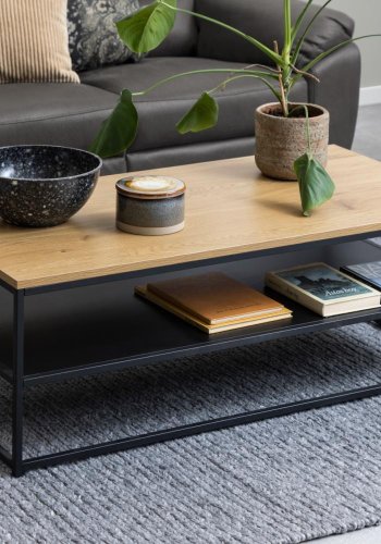 ACT NORDIC Gila sofabord, m. 1 hylde, rektangulr - natur vild eg/sort melamin, sort metal (120x60)