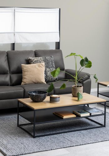 ACT NORDIC Gila sofabord, m. 1 hylde, kvadratisk - natur vild eg/sort melamin, sort metal (55x55)