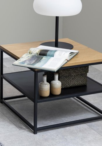 ACT NORDIC Gila sofabord, m. 1 hylde, kvadratisk - natur vild eg/sort melamin, sort metal (55x55)