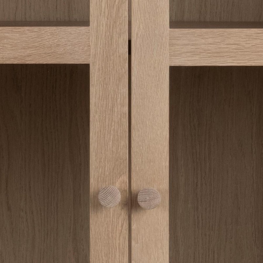 ACT NORDIC Aston vitrineskab, m. 2 glaslger og 1 skuffe - hvidpigmenteret egefinér og eg