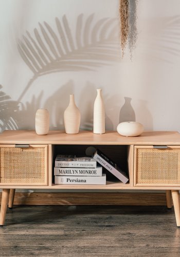 NORDLYS Akita TV-bord, m. 2 skuffer - brun rattan og tr (100x42)