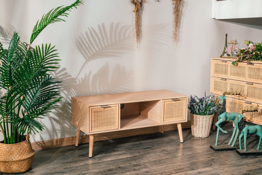 NORDLYS Akita TV-bord, m. 2 skuffer - brun rattan og tr (100x42)