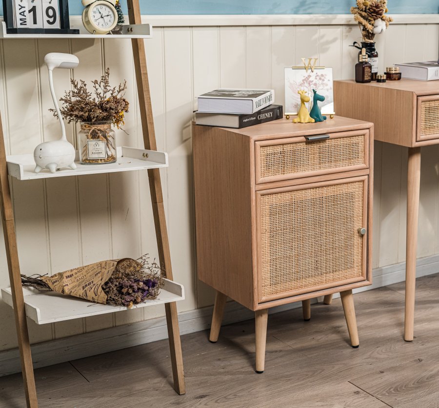 NORDLYS Nara sengebord, m. 1 lge og 1 skuffe - brun rattan og bg (42x36)