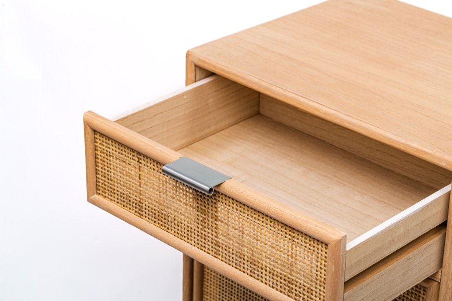 NORDLYS Nara sengebord, m. 1 lge og 1 skuffe - brun rattan og bg (42x36)