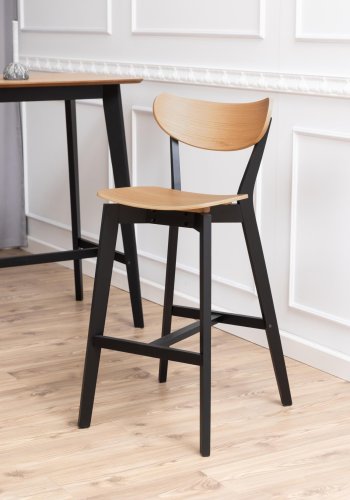 ACT NORDIC Roxby barstol, m. rygln og fodsttte - natur egefinér og sort gummitr