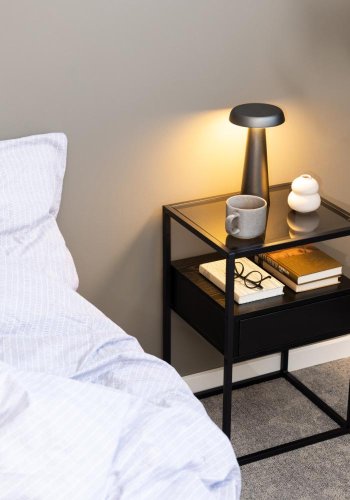 ACT NORDIC Randolf natbord, m. 1 hylde og 1 skuffe - rg glas, sort ask melamin, sort stl (40x35)