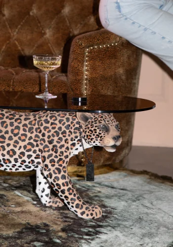 BOLD MONKEY Dope as hell sofabordet - rgsort glas og multifarvet panter plettet harpiks (90x40)